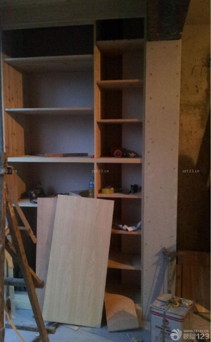 木工活是我請家里的一個親戚來做的，因為考慮到木工這一塊比較省心一點，所以在木工期間我們能夠稍微休息一下，準備接下來油漆的事情。所以我們有了充足的時間對油漆做比對。