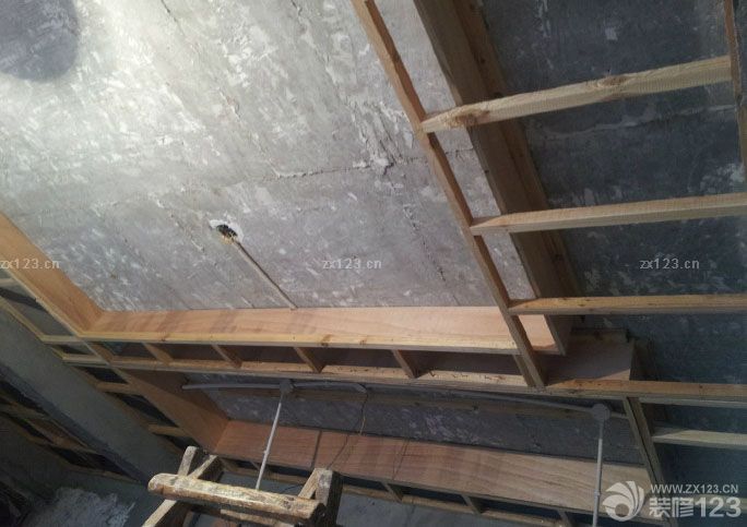 木工活是我請家里的一個親戚來做的，因為考慮到木工這一塊比較省心一點，所以在木工期間我們能夠稍微休息一下，準備接下來油漆的事情。所以我們有了充足的時間對油漆做比對。