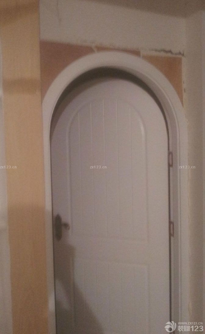 木工活是我請家里的一個親戚來做的，因為考慮到木工這一塊比較省心一點，所以在木工期間我們能夠稍微休息一下，準備接下來油漆的事情。所以我們有了充足的時間對油漆做比對。