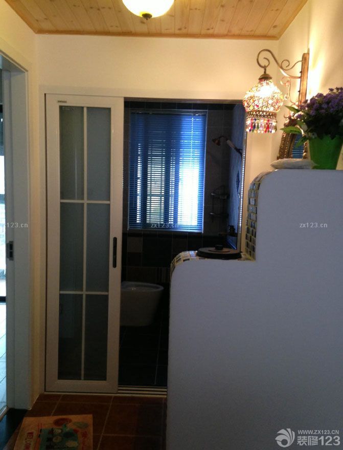 有我愛的人在地中海 有豎琴和橄欖，眾神之山 海浪打在金色海岸，大理石的廢墟上 雕刻著她的形象 誰都知道，地中海上的美人 閃電之神也為之動心 大海有時顯得平靜，像情人的低語 在水底下咬耳朵 背著獵物的希臘人從地中海爬上岸 與海倫相比，勝利那么慘淡 沒有喜悅可言，戰(zhàn)士們面面相覷 一匹木馬頭也不回 抱著愛琴海 英雄的母親在哭泣 歌聲飄渺，落下座座島嶼 很快沉入水中 受到蛇吻的誘惑 不斷有人在戰(zhàn)斗中死亡，