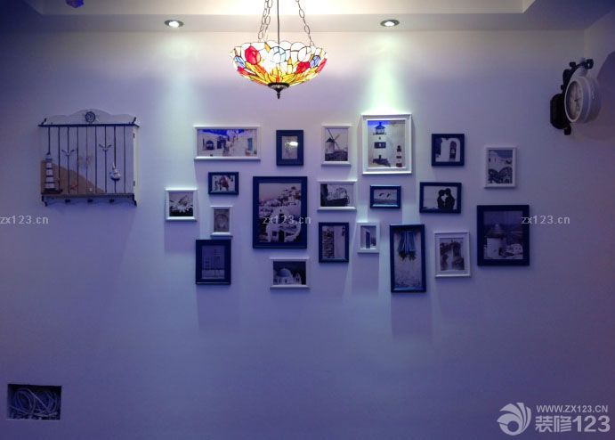 有我愛的人在地中海 有豎琴和橄欖，眾神之山 海浪打在金色海岸，大理石的廢墟上 雕刻著她的形象 誰都知道，地中海上的美人 閃電之神也為之動心 大海有時顯得平靜，像情人的低語 在水底下咬耳朵 背著獵物的希臘人從地中海爬上岸 與海倫相比，勝利那么慘淡 沒有喜悅可言，戰(zhàn)士們面面相覷 一匹木馬頭也不回 抱著愛琴海 英雄的母親在哭泣 歌聲飄渺，落下座座島嶼 很快沉入水中 受到蛇吻的誘惑 不斷有人在戰(zhàn)斗中死亡，