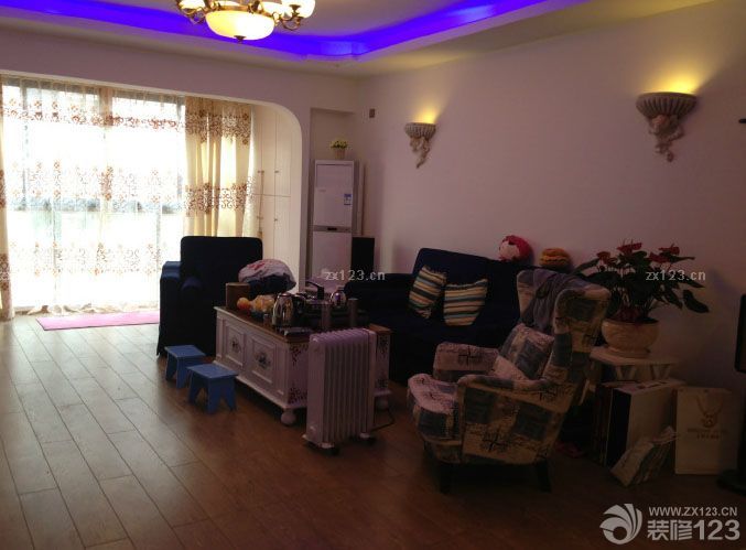 有我愛的人在地中海 有豎琴和橄欖，眾神之山 海浪打在金色海岸，大理石的廢墟上 雕刻著她的形象 誰都知道，地中海上的美人 閃電之神也為之動心 大海有時顯得平靜，像情人的低語 在水底下咬耳朵 背著獵物的希臘人從地中海爬上岸 與海倫相比，勝利那么慘淡 沒有喜悅可言，戰(zhàn)士們面面相覷 一匹木馬頭也不回 抱著愛琴海 英雄的母親在哭泣 歌聲飄渺，落下座座島嶼 很快沉入水中 受到蛇吻的誘惑 不斷有人在戰(zhàn)斗中死亡，