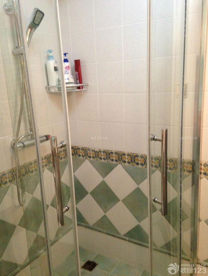 有我愛的人在地中海 有豎琴和橄欖，眾神之山 海浪打在金色海岸，大理石的廢墟上 雕刻著她的形象 誰都知道，地中海上的美人 閃電之神也為之動心 大海有時顯得平靜，像情人的低語 在水底下咬耳朵 背著獵物的希臘人從地中海爬上岸 與海倫相比，勝利那么慘淡 沒有喜悅可言，戰(zhàn)士們面面相覷 一匹木馬頭也不回 抱著愛琴海 英雄的母親在哭泣 歌聲飄渺，落下座座島嶼 很快沉入水中 受到蛇吻的誘惑 不斷有人在戰(zhàn)斗中死亡，