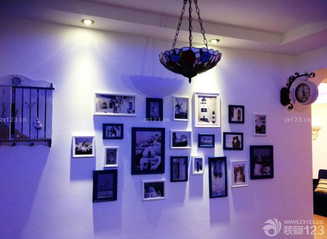 有我愛的人在地中海 有豎琴和橄欖，眾神之山 海浪打在金色海岸，大理石的廢墟上 雕刻著她的形象 誰都知道，地中海上的美人 閃電之神也為之動心 大海有時顯得平靜，像情人的低語 在水底下咬耳朵 背著獵物的希臘人從地中海爬上岸 與海倫相比，勝利那么慘淡 沒有喜悅可言，戰(zhàn)士們面面相覷 一匹木馬頭也不回 抱著愛琴海 英雄的母親在哭泣 歌聲飄渺，落下座座島嶼 很快沉入水中 受到蛇吻的誘惑 不斷有人在戰(zhàn)斗中死亡，