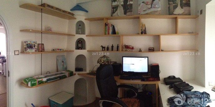 有我愛的人在地中海 有豎琴和橄欖，眾神之山 海浪打在金色海岸，大理石的廢墟上 雕刻著她的形象 誰都知道，地中海上的美人 閃電之神也為之動心 大海有時顯得平靜，像情人的低語 在水底下咬耳朵 背著獵物的希臘人從地中海爬上岸 與海倫相比，勝利那么慘淡 沒有喜悅可言，戰(zhàn)士們面面相覷 一匹木馬頭也不回 抱著愛琴海 英雄的母親在哭泣 歌聲飄渺，落下座座島嶼 很快沉入水中 受到蛇吻的誘惑 不斷有人在戰(zhàn)斗中死亡，