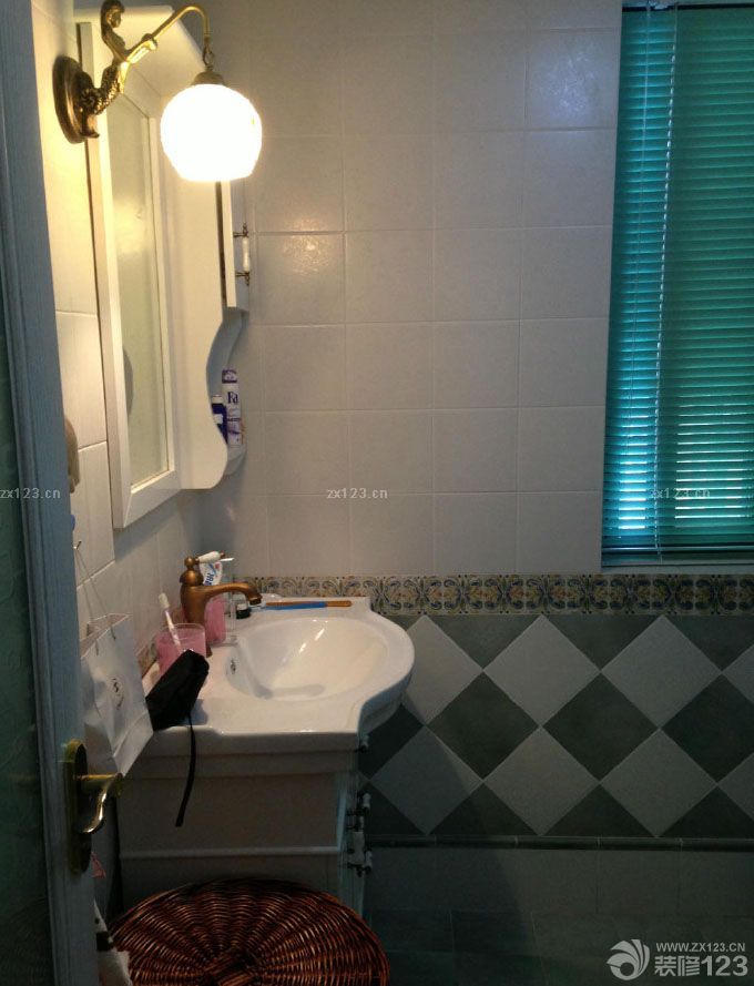 有我愛的人在地中海 有豎琴和橄欖，眾神之山 海浪打在金色海岸，大理石的廢墟上 雕刻著她的形象 誰都知道，地中海上的美人 閃電之神也為之動心 大海有時顯得平靜，像情人的低語 在水底下咬耳朵 背著獵物的希臘人從地中海爬上岸 與海倫相比，勝利那么慘淡 沒有喜悅可言，戰(zhàn)士們面面相覷 一匹木馬頭也不回 抱著愛琴海 英雄的母親在哭泣 歌聲飄渺，落下座座島嶼 很快沉入水中 受到蛇吻的誘惑 不斷有人在戰(zhàn)斗中死亡，