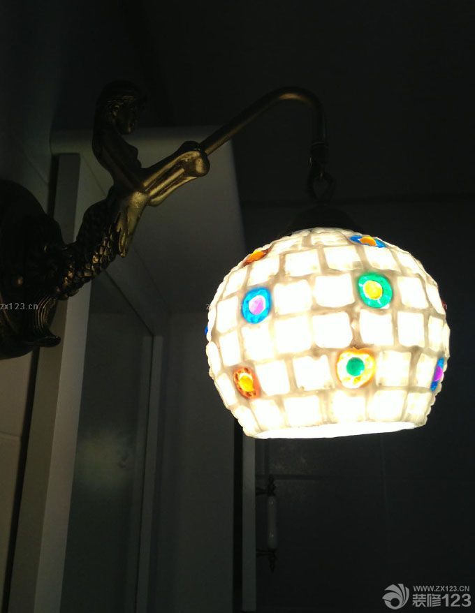 有我愛的人在地中海 有豎琴和橄欖，眾神之山 海浪打在金色海岸，大理石的廢墟上 雕刻著她的形象 誰都知道，地中海上的美人 閃電之神也為之動心 大海有時顯得平靜，像情人的低語 在水底下咬耳朵 背著獵物的希臘人從地中海爬上岸 與海倫相比，勝利那么慘淡 沒有喜悅可言，戰(zhàn)士們面面相覷 一匹木馬頭也不回 抱著愛琴海 英雄的母親在哭泣 歌聲飄渺，落下座座島嶼 很快沉入水中 受到蛇吻的誘惑 不斷有人在戰(zhàn)斗中死亡，