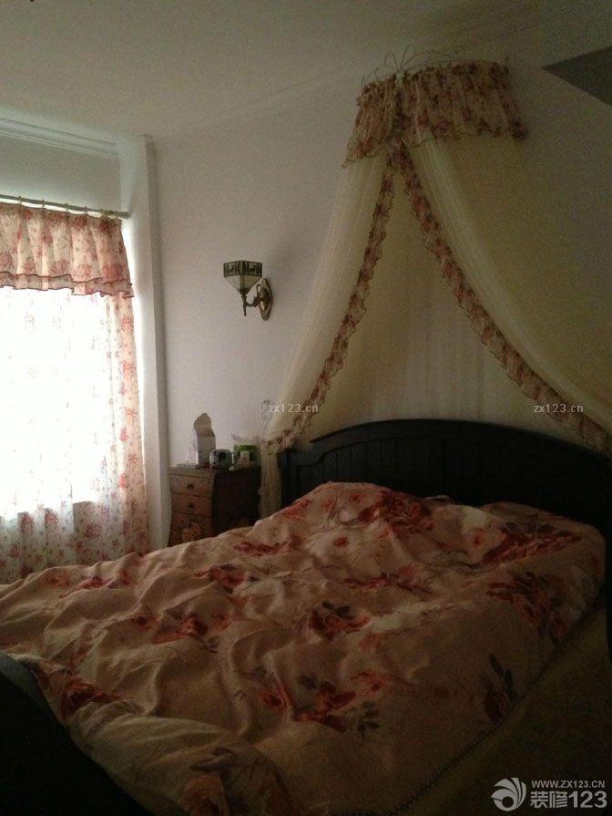 有我愛的人在地中海 有豎琴和橄欖，眾神之山 海浪打在金色海岸，大理石的廢墟上 雕刻著她的形象 誰都知道，地中海上的美人 閃電之神也為之動心 大海有時顯得平靜，像情人的低語 在水底下咬耳朵 背著獵物的希臘人從地中海爬上岸 與海倫相比，勝利那么慘淡 沒有喜悅可言，戰(zhàn)士們面面相覷 一匹木馬頭也不回 抱著愛琴海 英雄的母親在哭泣 歌聲飄渺，落下座座島嶼 很快沉入水中 受到蛇吻的誘惑 不斷有人在戰(zhàn)斗中死亡，