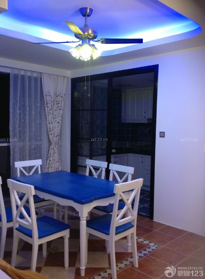 有我愛的人在地中海 有豎琴和橄欖，眾神之山 海浪打在金色海岸，大理石的廢墟上 雕刻著她的形象 誰都知道，地中海上的美人 閃電之神也為之動心 大海有時顯得平靜，像情人的低語 在水底下咬耳朵 背著獵物的希臘人從地中海爬上岸 與海倫相比，勝利那么慘淡 沒有喜悅可言，戰(zhàn)士們面面相覷 一匹木馬頭也不回 抱著愛琴海 英雄的母親在哭泣 歌聲飄渺，落下座座島嶼 很快沉入水中 受到蛇吻的誘惑 不斷有人在戰(zhàn)斗中死亡，