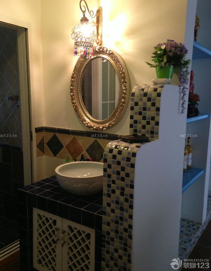 有我愛的人在地中海 有豎琴和橄欖，眾神之山 海浪打在金色海岸，大理石的廢墟上 雕刻著她的形象 誰都知道，地中海上的美人 閃電之神也為之動心 大海有時顯得平靜，像情人的低語 在水底下咬耳朵 背著獵物的希臘人從地中海爬上岸 與海倫相比，勝利那么慘淡 沒有喜悅可言，戰(zhàn)士們面面相覷 一匹木馬頭也不回 抱著愛琴海 英雄的母親在哭泣 歌聲飄渺，落下座座島嶼 很快沉入水中 受到蛇吻的誘惑 不斷有人在戰(zhàn)斗中死亡，