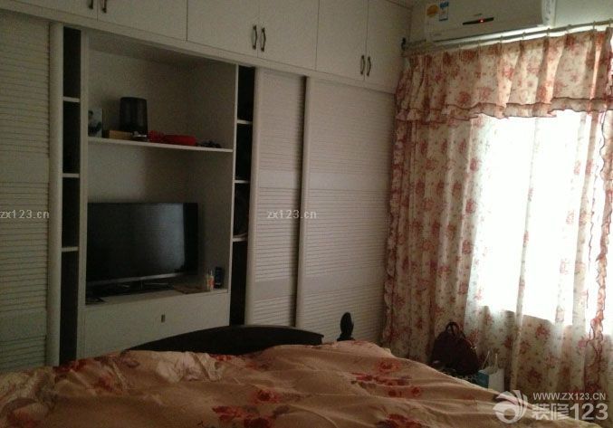 有我愛的人在地中海 有豎琴和橄欖，眾神之山 海浪打在金色海岸，大理石的廢墟上 雕刻著她的形象 誰都知道，地中海上的美人 閃電之神也為之動心 大海有時顯得平靜，像情人的低語 在水底下咬耳朵 背著獵物的希臘人從地中海爬上岸 與海倫相比，勝利那么慘淡 沒有喜悅可言，戰(zhàn)士們面面相覷 一匹木馬頭也不回 抱著愛琴海 英雄的母親在哭泣 歌聲飄渺，落下座座島嶼 很快沉入水中 受到蛇吻的誘惑 不斷有人在戰(zhàn)斗中死亡，