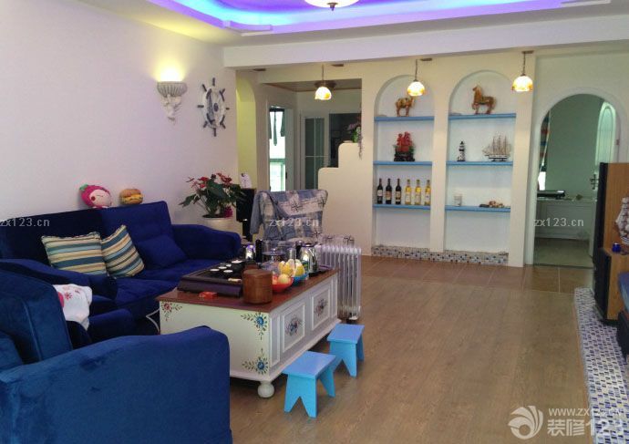 有我愛的人在地中海 有豎琴和橄欖，眾神之山 海浪打在金色海岸，大理石的廢墟上 雕刻著她的形象 誰都知道，地中海上的美人 閃電之神也為之動心 大海有時顯得平靜，像情人的低語 在水底下咬耳朵 背著獵物的希臘人從地中海爬上岸 與海倫相比，勝利那么慘淡 沒有喜悅可言，戰(zhàn)士們面面相覷 一匹木馬頭也不回 抱著愛琴海 英雄的母親在哭泣 歌聲飄渺，落下座座島嶼 很快沉入水中 受到蛇吻的誘惑 不斷有人在戰(zhàn)斗中死亡，