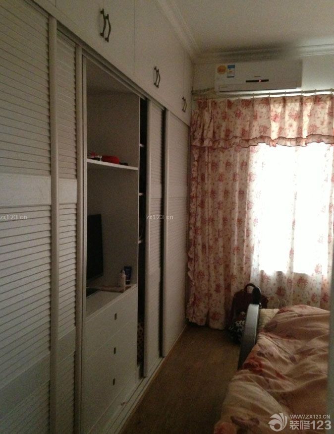 有我愛的人在地中海 有豎琴和橄欖，眾神之山 海浪打在金色海岸，大理石的廢墟上 雕刻著她的形象 誰都知道，地中海上的美人 閃電之神也為之動心 大海有時顯得平靜，像情人的低語 在水底下咬耳朵 背著獵物的希臘人從地中海爬上岸 與海倫相比，勝利那么慘淡 沒有喜悅可言，戰(zhàn)士們面面相覷 一匹木馬頭也不回 抱著愛琴海 英雄的母親在哭泣 歌聲飄渺，落下座座島嶼 很快沉入水中 受到蛇吻的誘惑 不斷有人在戰(zhàn)斗中死亡，