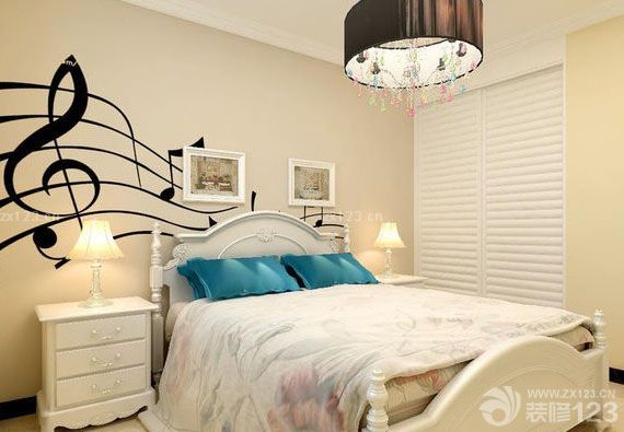 呵呵，終于搬入新家啦，太興奮啦！看到這么多裝友們都在曬自己的愛家，我也忍不住啦！廢話不多說，直接上圖，秀一秀自己的簡歐小屋，裝修來說我還是一個初級入門的學生，很多東西都不是很懂，但是為了裝修還是要硬著頭皮上哈，一邊學習，一邊裝修，讓整個裝修的進度慢一點，效果也會有保證。