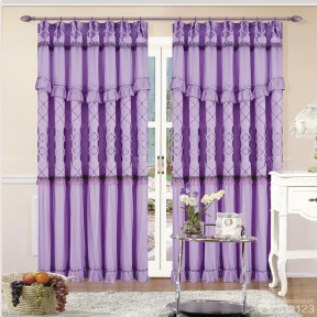 最新时尚温馨小客厅紫色窗帘图