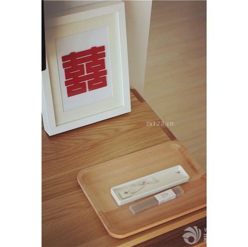  只請(qǐng)了裝修公司做了最最基本的水泥電工，刷了墻貼了瓷磚，房型結(jié)構(gòu)都沒有動(dòng)。 <br>因?yàn)椴幌胄量嚯p方父母，靠著我倆的腿和手，在最熱的天氣里跑建材城，我們自己裝了馬桶（買錯(cuò)坑距還自己動(dòng)手改），淋浴花灑，洗手臺(tái)面，工作臺(tái)面，包括家里所有的隔板，開放式衣櫥。全部是自己完成。 現(xiàn)在回想起來雖然覺得辛苦極了，但卻特別感動(dòng)。我都想好了，以后的日子如果吵架，就大家一起回想一下這段辛苦甜蜜的日子。 <br>