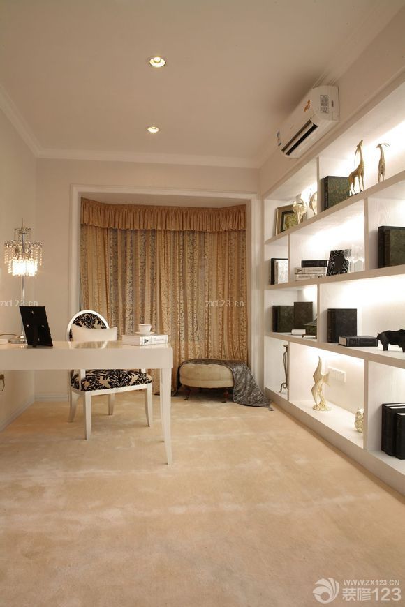 新家裝修風(fēng)格為歐式風(fēng)格，之所以喜歡歐式風(fēng)格是因?yàn)樗€角變化豐富，家具及燈飾都略顯歐式特色并有一定的文化氛圍。 閃爍的光線,閃爍的材質(zhì),局部點(diǎn)嬌艷的色彩、凸顯高、豪華、典雅氣氛和空間。新家的餐廳設(shè)計(jì)在顏色上以淺色為主，整個(gè)餐廳沒有加入多余的裝飾，餐桌搭配淺紫色的布絨椅子，既時(shí)尚大方有多了一份爛漫與溫馨。吊頂?shù)脑O(shè)計(jì)采用了跌級(jí)設(shè)計(jì)，加上水晶吊燈，大方又富有層次感，餐桌上的水果為家增加生活的樂趣。