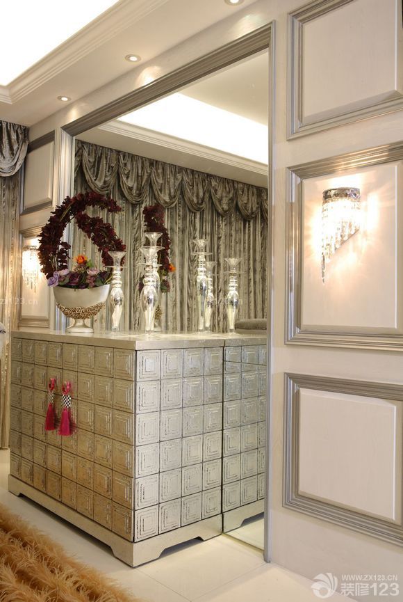 新家裝修風(fēng)格為歐式風(fēng)格，之所以喜歡歐式風(fēng)格是因?yàn)樗€角變化豐富，家具及燈飾都略顯歐式特色并有一定的文化氛圍。 閃爍的光線,閃爍的材質(zhì),局部點(diǎn)嬌艷的色彩、凸顯高、豪華、典雅氣氛和空間。新家的餐廳設(shè)計(jì)在顏色上以淺色為主，整個(gè)餐廳沒有加入多余的裝飾，餐桌搭配淺紫色的布絨椅子，既時(shí)尚大方有多了一份爛漫與溫馨。吊頂?shù)脑O(shè)計(jì)采用了跌級(jí)設(shè)計(jì)，加上水晶吊燈，大方又富有層次感，餐桌上的水果為家增加生活的樂趣。