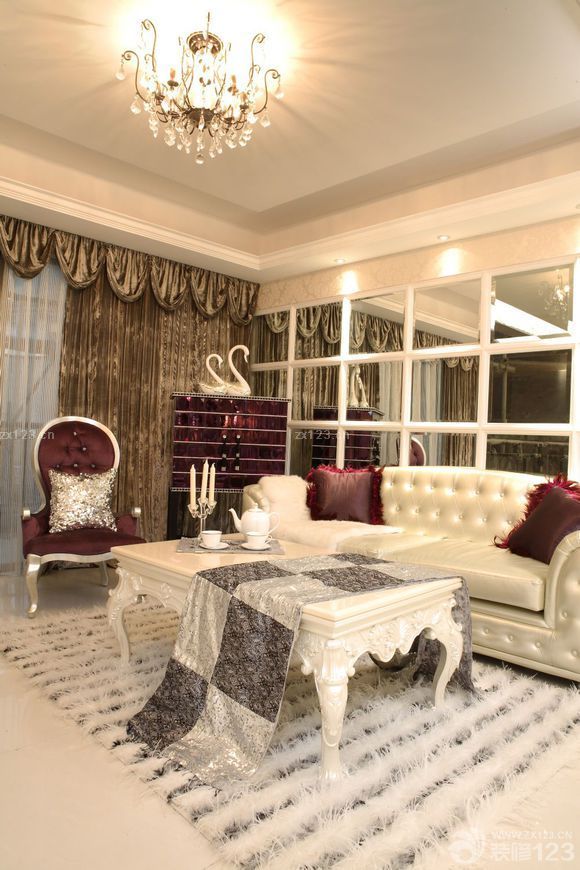 新家裝修風(fēng)格為歐式風(fēng)格，之所以喜歡歐式風(fēng)格是因?yàn)樗€角變化豐富，家具及燈飾都略顯歐式特色并有一定的文化氛圍。 閃爍的光線,閃爍的材質(zhì),局部點(diǎn)嬌艷的色彩、凸顯高、豪華、典雅氣氛和空間。新家的餐廳設(shè)計(jì)在顏色上以淺色為主，整個(gè)餐廳沒有加入多余的裝飾，餐桌搭配淺紫色的布絨椅子，既時(shí)尚大方有多了一份爛漫與溫馨。吊頂?shù)脑O(shè)計(jì)采用了跌級(jí)設(shè)計(jì)，加上水晶吊燈，大方又富有層次感，餐桌上的水果為家增加生活的樂趣。