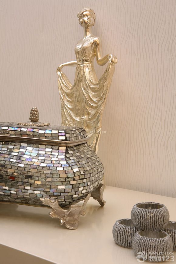 新家裝修風(fēng)格為歐式風(fēng)格，之所以喜歡歐式風(fēng)格是因?yàn)樗€角變化豐富，家具及燈飾都略顯歐式特色并有一定的文化氛圍。 閃爍的光線,閃爍的材質(zhì),局部點(diǎn)嬌艷的色彩、凸顯高、豪華、典雅氣氛和空間。新家的餐廳設(shè)計(jì)在顏色上以淺色為主，整個(gè)餐廳沒有加入多余的裝飾，餐桌搭配淺紫色的布絨椅子，既時(shí)尚大方有多了一份爛漫與溫馨。吊頂?shù)脑O(shè)計(jì)采用了跌級(jí)設(shè)計(jì)，加上水晶吊燈，大方又富有層次感，餐桌上的水果為家增加生活的樂趣。