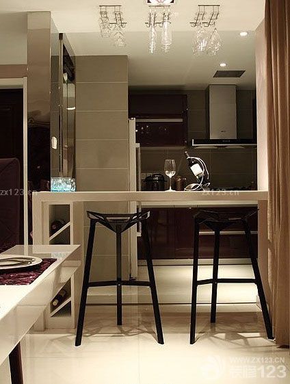 歷時近四個月的時間，我家房子的裝修事宜終于完美落下帷幕。家里的軟裝也是我和媳婦兒精打細算之后才弄回來的。實體店購買。也算是對得起我倆的折騰，最后裝完發(fā)現(xiàn)，前前后后加起來費用大概有17W的樣子。我倆雖然很節(jié)儉，可是很多方面的裝修上還是挺講究的。之前泡了很多論壇，看到大家的經(jīng)驗就是像水管、水龍頭、馬桶之類的是絕對不能省的，絕對不可因小失大。