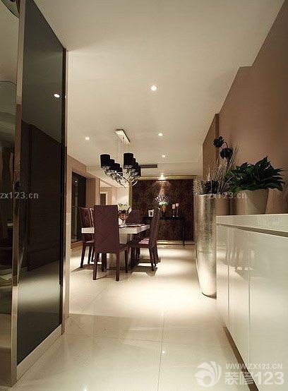 歷時近四個月的時間，我家房子的裝修事宜終于完美落下帷幕。家里的軟裝也是我和媳婦兒精打細算之后才弄回來的。實體店購買。也算是對得起我倆的折騰，最后裝完發(fā)現(xiàn)，前前后后加起來費用大概有17W的樣子。我倆雖然很節(jié)儉，可是很多方面的裝修上還是挺講究的。之前泡了很多論壇，看到大家的經(jīng)驗就是像水管、水龍頭、馬桶之類的是絕對不能省的，絕對不可因小失大。