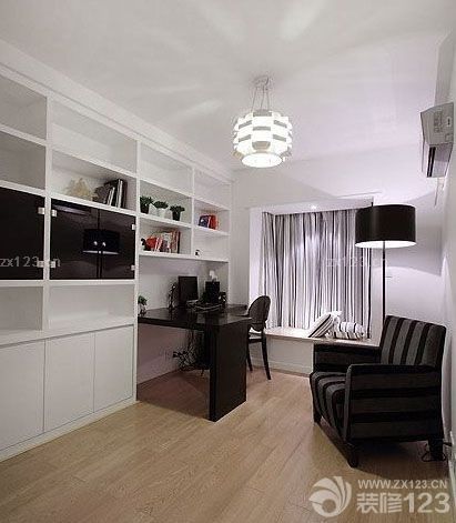 歷時近四個月的時間，我家房子的裝修事宜終于完美落下帷幕。家里的軟裝也是我和媳婦兒精打細算之后才弄回來的。實體店購買。也算是對得起我倆的折騰，最后裝完發(fā)現(xiàn)，前前后后加起來費用大概有17W的樣子。我倆雖然很節(jié)儉，可是很多方面的裝修上還是挺講究的。之前泡了很多論壇，看到大家的經(jīng)驗就是像水管、水龍頭、馬桶之類的是絕對不能省的，絕對不可因小失大。