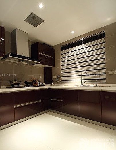 歷時近四個月的時間，我家房子的裝修事宜終于完美落下帷幕。家里的軟裝也是我和媳婦兒精打細算之后才弄回來的。實體店購買。也算是對得起我倆的折騰，最后裝完發(fā)現(xiàn)，前前后后加起來費用大概有17W的樣子。我倆雖然很節(jié)儉，可是很多方面的裝修上還是挺講究的。之前泡了很多論壇，看到大家的經(jīng)驗就是像水管、水龍頭、馬桶之類的是絕對不能省的，絕對不可因小失大。