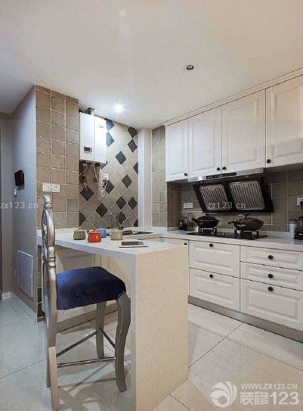 好不容易在自己的行業(yè)里面站穩(wěn)腳跟，接下來就是最重要的事，就是在整個(gè)新的起點(diǎn)里面，一個(gè)屬于自己的新家。每天除了高強(qiáng)度的工作之外，最期待的就是回家的這一刻的感覺，所以新家的裝修自己全程參與，為了給自己一個(gè)特別的新家還有就是特別的回憶，不管多累都參與在其中。新家在我的精心打造下在預(yù)期的時(shí)間里面完成了，感覺自己特有成就感，一起來看看我的新家吧。