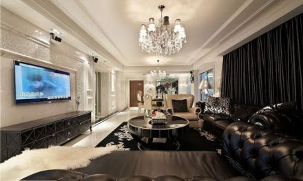  歐式風(fēng)格一直給我一種典雅奢華的感覺，一直幻想著住在這樣的家里會是多么幸福的事情，這樣的夢想在今年的時候?qū)崿F(xiàn)了，新家的裝修時從去年10月份開始的，裝修的歷程可謂是一波三折，新家的裝修在最開始的木工階段因?yàn)橄掠炅軡窳瞬糠值牟牧希坏貌粡男虏少?，油漆方面也是在很長一段時間的對比和選擇中決定的，雖然整個裝修歷程是艱辛的，但是效果卻是讓人很滿意的。歐式奢華的新家呈現(xiàn)在眼前時，一切都顯得不那么重要了。