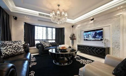  歐式風(fēng)格一直給我一種典雅奢華的感覺，一直幻想著住在這樣的家里會是多么幸福的事情，這樣的夢想在今年的時候?qū)崿F(xiàn)了，新家的裝修時從去年10月份開始的，裝修的歷程可謂是一波三折，新家的裝修在最開始的木工階段因?yàn)橄掠炅軡窳瞬糠值牟牧希坏貌粡男虏少?，油漆方面也是在很長一段時間的對比和選擇中決定的，雖然整個裝修歷程是艱辛的，但是效果卻是讓人很滿意的。歐式奢華的新家呈現(xiàn)在眼前時，一切都顯得不那么重要了。