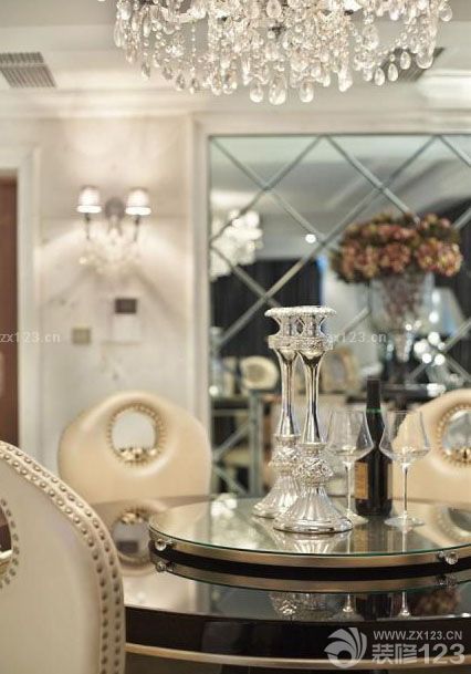  歐式風(fēng)格一直給我一種典雅奢華的感覺，一直幻想著住在這樣的家里會是多么幸福的事情，這樣的夢想在今年的時候?qū)崿F(xiàn)了，新家的裝修時從去年10月份開始的，裝修的歷程可謂是一波三折，新家的裝修在最開始的木工階段因?yàn)橄掠炅軡窳瞬糠值牟牧?，不得不從新采購，油漆方面也是在很長一段時間的對比和選擇中決定的，雖然整個裝修歷程是艱辛的，但是效果卻是讓人很滿意的。歐式奢華的新家呈現(xiàn)在眼前時，一切都顯得不那么重要了。