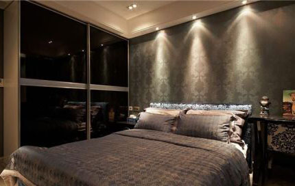  歐式風(fēng)格一直給我一種典雅奢華的感覺，一直幻想著住在這樣的家里會是多么幸福的事情，這樣的夢想在今年的時候?qū)崿F(xiàn)了，新家的裝修時從去年10月份開始的，裝修的歷程可謂是一波三折，新家的裝修在最開始的木工階段因?yàn)橄掠炅軡窳瞬糠值牟牧?，不得不從新采購，油漆方面也是在很長一段時間的對比和選擇中決定的，雖然整個裝修歷程是艱辛的，但是效果卻是讓人很滿意的。歐式奢華的新家呈現(xiàn)在眼前時，一切都顯得不那么重要了。