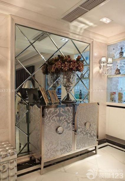  歐式風(fēng)格一直給我一種典雅奢華的感覺，一直幻想著住在這樣的家里會是多么幸福的事情，這樣的夢想在今年的時候?qū)崿F(xiàn)了，新家的裝修時從去年10月份開始的，裝修的歷程可謂是一波三折，新家的裝修在最開始的木工階段因?yàn)橄掠炅軡窳瞬糠值牟牧?，不得不從新采購，油漆方面也是在很長一段時間的對比和選擇中決定的，雖然整個裝修歷程是艱辛的，但是效果卻是讓人很滿意的。歐式奢華的新家呈現(xiàn)在眼前時，一切都顯得不那么重要了。