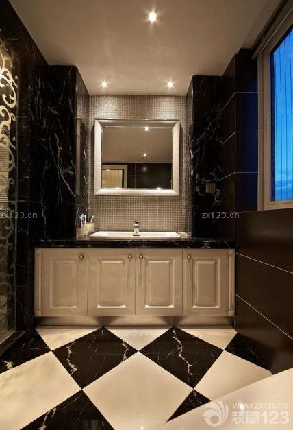  歐式風(fēng)格一直給我一種典雅奢華的感覺，一直幻想著住在這樣的家里會是多么幸福的事情，這樣的夢想在今年的時候?qū)崿F(xiàn)了，新家的裝修時從去年10月份開始的，裝修的歷程可謂是一波三折，新家的裝修在最開始的木工階段因?yàn)橄掠炅軡窳瞬糠值牟牧?，不得不從新采購，油漆方面也是在很長一段時間的對比和選擇中決定的，雖然整個裝修歷程是艱辛的，但是效果卻是讓人很滿意的。歐式奢華的新家呈現(xiàn)在眼前時，一切都顯得不那么重要了。