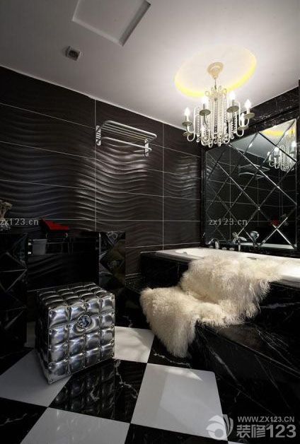  歐式風(fēng)格一直給我一種典雅奢華的感覺，一直幻想著住在這樣的家里會是多么幸福的事情，這樣的夢想在今年的時候?qū)崿F(xiàn)了，新家的裝修時從去年10月份開始的，裝修的歷程可謂是一波三折，新家的裝修在最開始的木工階段因?yàn)橄掠炅軡窳瞬糠值牟牧?，不得不從新采購，油漆方面也是在很長一段時間的對比和選擇中決定的，雖然整個裝修歷程是艱辛的，但是效果卻是讓人很滿意的。歐式奢華的新家呈現(xiàn)在眼前時，一切都顯得不那么重要了。