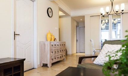 新家開(kāi)始準(zhǔn)備裝修的時(shí)候其實(shí)我們是很緊張的，因?yàn)楹ε聦⑿录已b修得很差，會(huì)導(dǎo)致我們?cè)谝院蟮娜兆永锩鏁?huì)比較麻煩，所以在施工的時(shí)候每一個(gè)細(xì)節(jié)我們都很仔細(xì)的驗(yàn)收，避免返工的事情發(fā)生，也是為了我們能夠更好的裝修出新家。所以在這樣的“高強(qiáng)度”的監(jiān)管下，新家在預(yù)計(jì)的時(shí)間內(nèi)完成了，感覺(jué)還是很不錯(cuò)的，時(shí)尚簡(jiǎn)約的風(fēng)格貫穿整個(gè)新家。