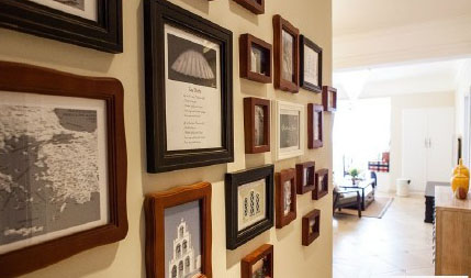 新家開(kāi)始準(zhǔn)備裝修的時(shí)候其實(shí)我們是很緊張的，因?yàn)楹ε聦⑿录已b修得很差，會(huì)導(dǎo)致我們?cè)谝院蟮娜兆永锩鏁?huì)比較麻煩，所以在施工的時(shí)候每一個(gè)細(xì)節(jié)我們都很仔細(xì)的驗(yàn)收，避免返工的事情發(fā)生，也是為了我們能夠更好的裝修出新家。所以在這樣的“高強(qiáng)度”的監(jiān)管下，新家在預(yù)計(jì)的時(shí)間內(nèi)完成了，感覺(jué)還是很不錯(cuò)的，時(shí)尚簡(jiǎn)約的風(fēng)格貫穿整個(gè)新家。