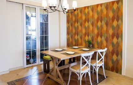 新家開(kāi)始準(zhǔn)備裝修的時(shí)候其實(shí)我們是很緊張的，因?yàn)楹ε聦⑿录已b修得很差，會(huì)導(dǎo)致我們?cè)谝院蟮娜兆永锩鏁?huì)比較麻煩，所以在施工的時(shí)候每一個(gè)細(xì)節(jié)我們都很仔細(xì)的驗(yàn)收，避免返工的事情發(fā)生，也是為了我們能夠更好的裝修出新家。所以在這樣的“高強(qiáng)度”的監(jiān)管下，新家在預(yù)計(jì)的時(shí)間內(nèi)完成了，感覺(jué)還是很不錯(cuò)的，時(shí)尚簡(jiǎn)約的風(fēng)格貫穿整個(gè)新家。