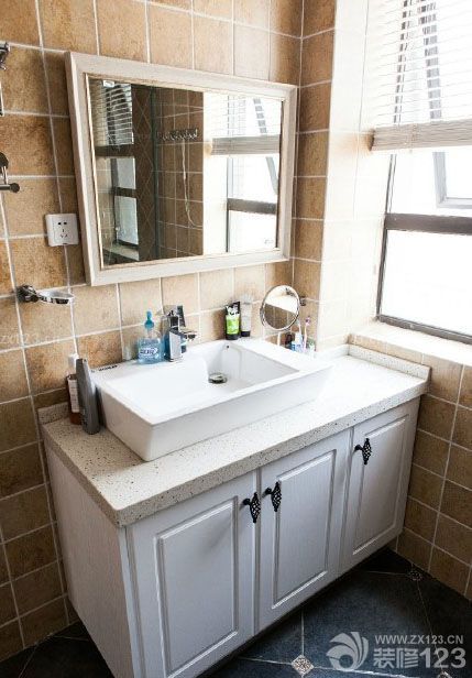 新家開(kāi)始準(zhǔn)備裝修的時(shí)候其實(shí)我們是很緊張的，因?yàn)楹ε聦⑿录已b修得很差，會(huì)導(dǎo)致我們?cè)谝院蟮娜兆永锩鏁?huì)比較麻煩，所以在施工的時(shí)候每一個(gè)細(xì)節(jié)我們都很仔細(xì)的驗(yàn)收，避免返工的事情發(fā)生，也是為了我們能夠更好的裝修出新家。所以在這樣的“高強(qiáng)度”的監(jiān)管下，新家在預(yù)計(jì)的時(shí)間內(nèi)完成了，感覺(jué)還是很不錯(cuò)的，時(shí)尚簡(jiǎn)約的風(fēng)格貫穿整個(gè)新家。