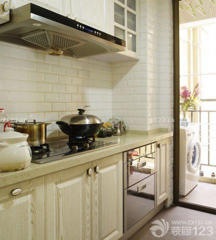 忙碌的城市生活給我們帶來的不僅是更多的壓力，還有喧囂。大自然便成了我們最向往的地方，新家裝飾就是基于回歸自然的感覺開始施工的，這樣的基礎(chǔ)是我們舒適，大自然新家的一個好的開始。在精力了近半年斷斷續(xù)續(xù)的裝修之后，新家才正式竣工，后面軟裝部分是我們親自負責(zé)的，田園家具，更親近大自然的家具材料是我們最喜愛的。這樣也保證了新家的效果達到最好。