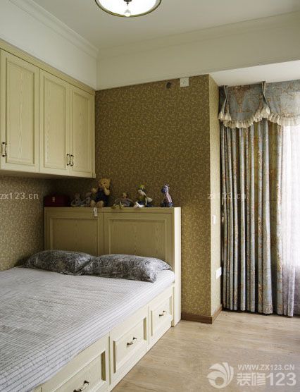 忙碌的城市生活給我們帶來的不僅是更多的壓力，還有喧囂。大自然便成了我們最向往的地方，新家裝飾就是基于回歸自然的感覺開始施工的，這樣的基礎(chǔ)是我們舒適，大自然新家的一個好的開始。在精力了近半年斷斷續(xù)續(xù)的裝修之后，新家才正式竣工，后面軟裝部分是我們親自負責(zé)的，田園家具，更親近大自然的家具材料是我們最喜愛的。這樣也保證了新家的效果達到最好。