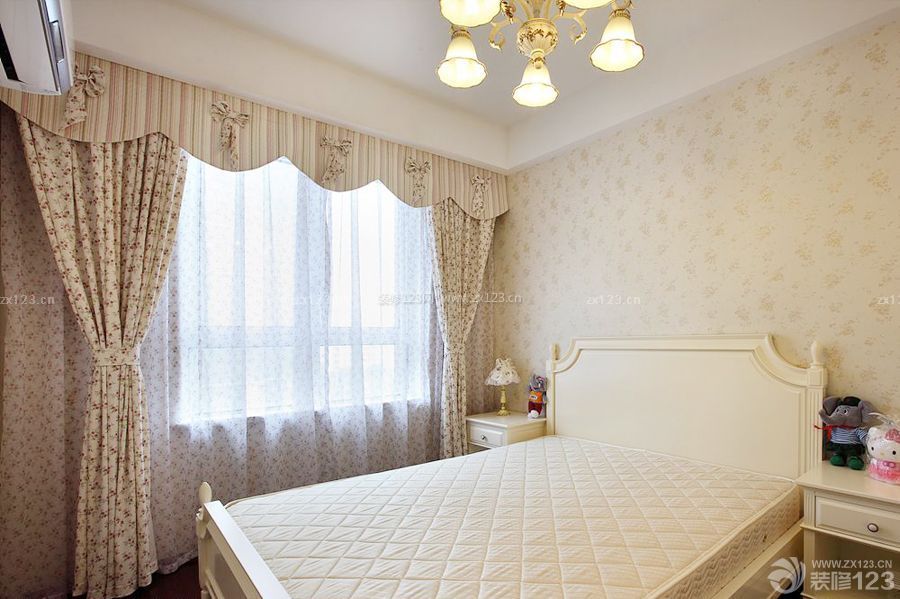 小户型卧室小花窗帘装修设计图