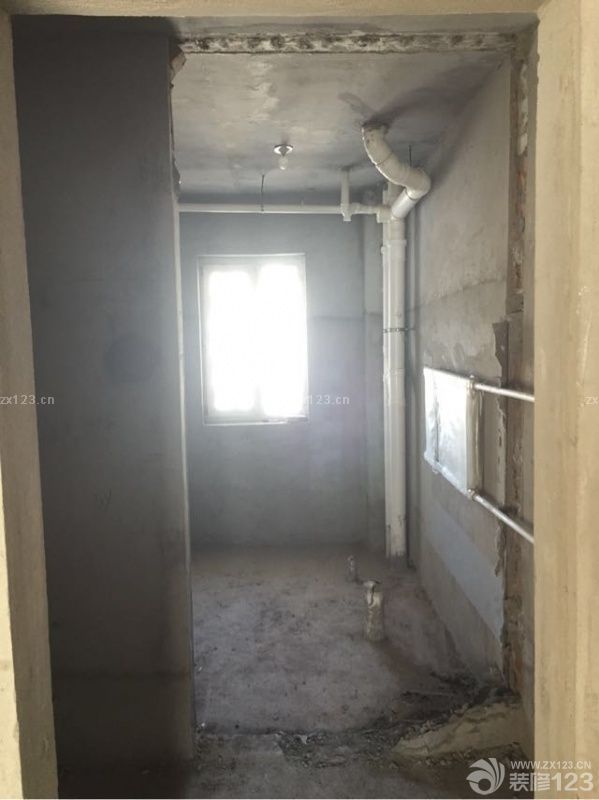 新家的鑰匙一到手就迫不及待的去看了現(xiàn)場的戶型，還是很滿意的。在不久的時候我們便開始著手準(zhǔn)備裝修的事宜。