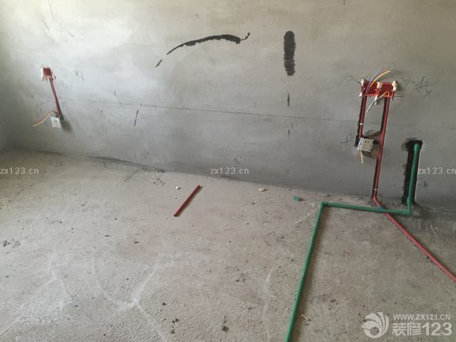 裝修進(jìn)入到水電部分了，感覺比之前的狀態(tài)要好一些，雖然聽說接下來會更加的累一點，不過在很多時候我們還是能夠應(yīng)付的，為了美麗的新家。