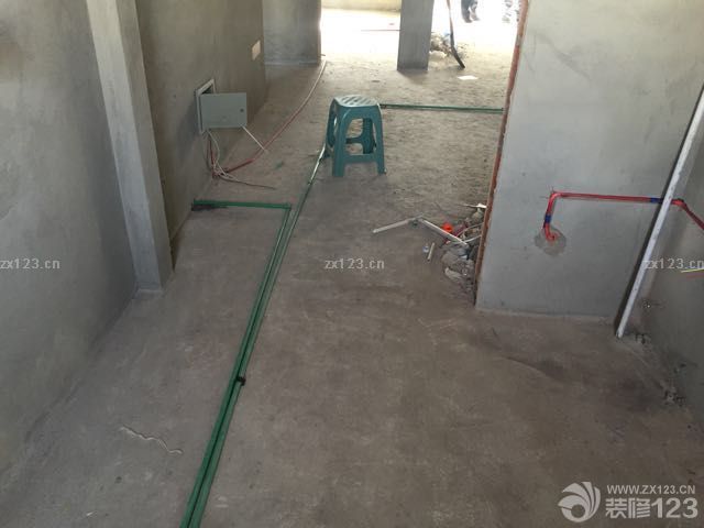 裝修進(jìn)入到水電部分了，感覺比之前的狀態(tài)要好一些，雖然聽說接下來會更加的累一點，不過在很多時候我們還是能夠應(yīng)付的，為了美麗的新家。