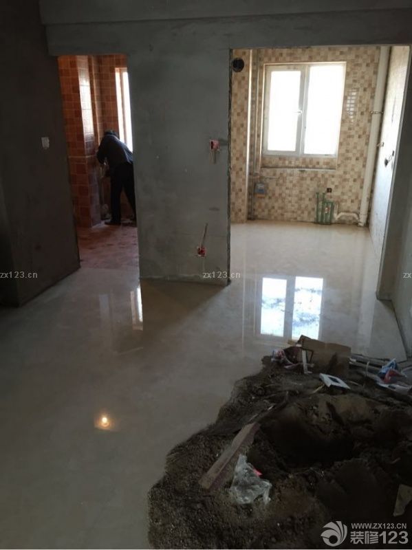 新家裝修的泥木階段還是比較放心的，水泥和地板進(jìn)場了，裝修師傅還是很給力的，在約定的時間就到場了，而且很快就將材料準(zhǔn)備好了，特別是在施工的時候很仔細(xì)，很負(fù)責(zé)任。