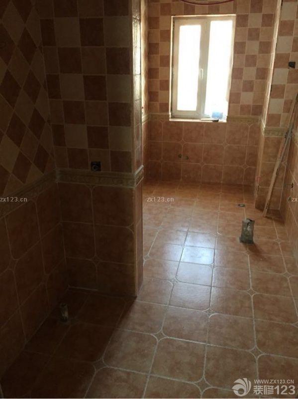 新家裝修的泥木階段還是比較放心的，水泥和地板進(jìn)場了，裝修師傅還是很給力的，在約定的時間就到場了，而且很快就將材料準(zhǔn)備好了，特別是在施工的時候很仔細(xì)，很負(fù)責(zé)任。