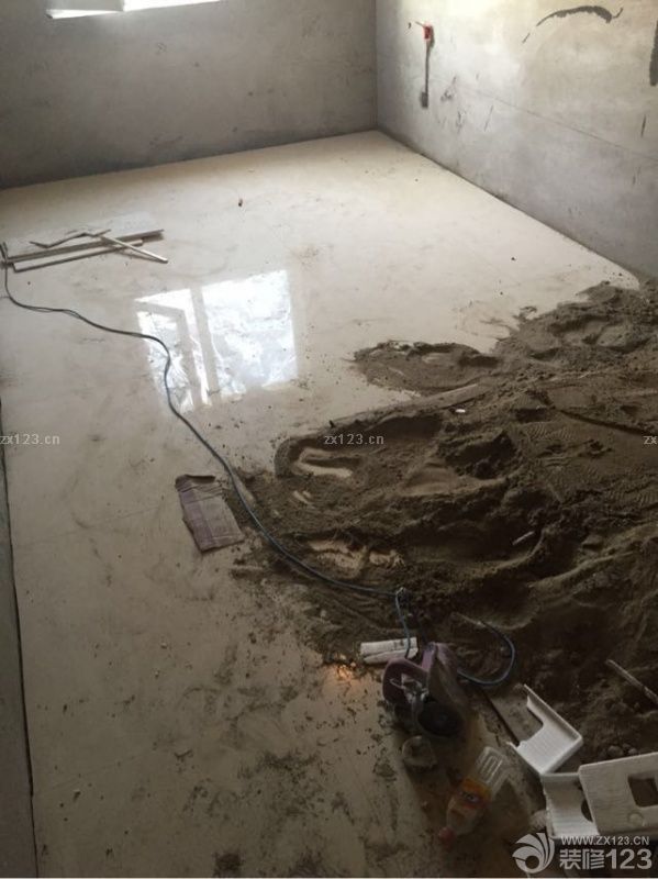 新家裝修的泥木階段還是比較放心的，水泥和地板進(jìn)場了，裝修師傅還是很給力的，在約定的時間就到場了，而且很快就將材料準(zhǔn)備好了，特別是在施工的時候很仔細(xì)，很負(fù)責(zé)任。