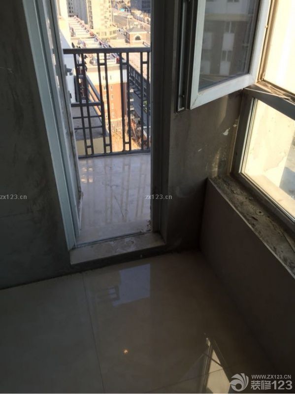 新家裝修的泥木階段還是比較放心的，水泥和地板進(jìn)場了，裝修師傅還是很給力的，在約定的時間就到場了，而且很快就將材料準(zhǔn)備好了，特別是在施工的時候很仔細(xì)，很負(fù)責(zé)任。